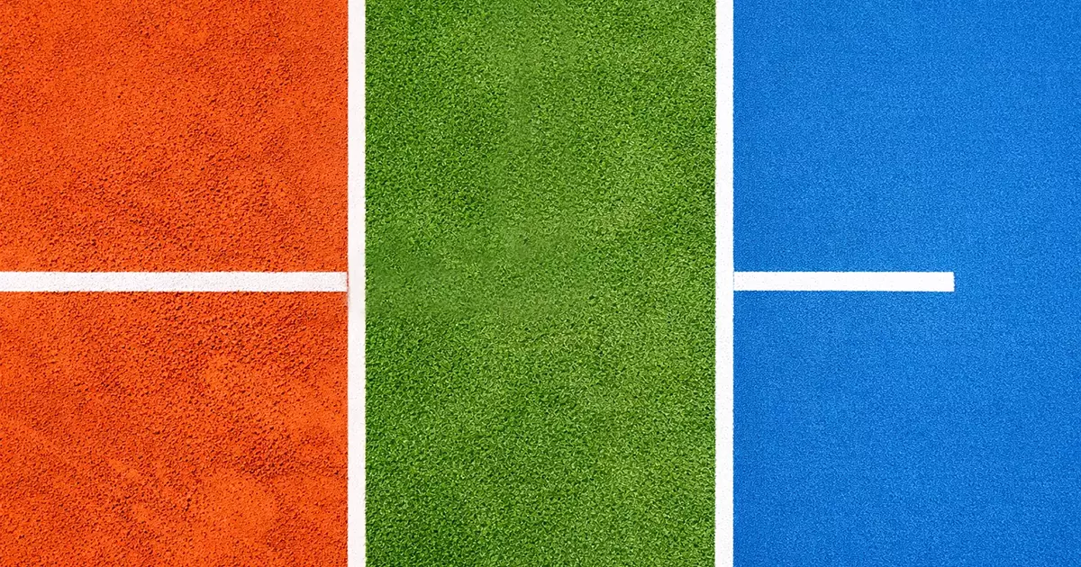 Tres tipos de pistas de tenis divididas: tierra batida, hierba y pista dura